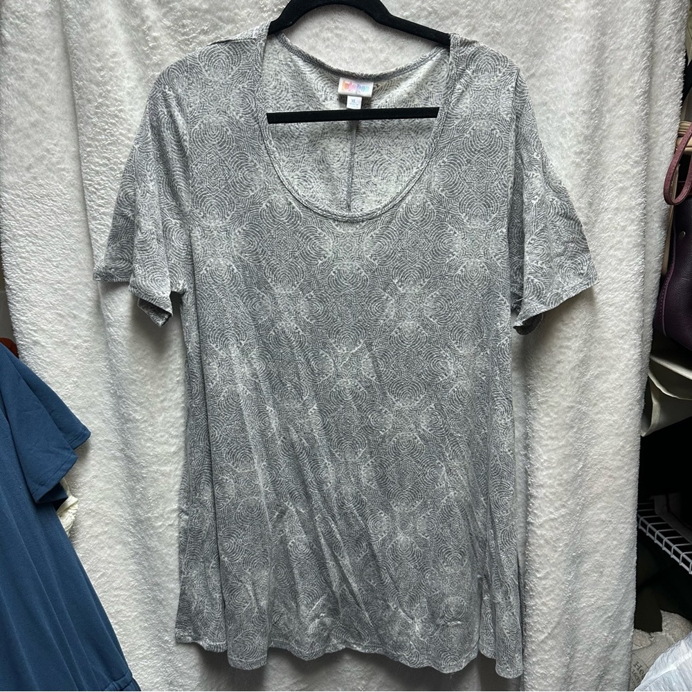 LuLaRoe Perfect Tee shirt XL gray print